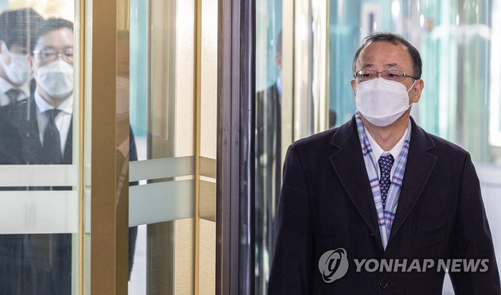 외교부 청사 들어서는 후나코시 일 외무성 국장