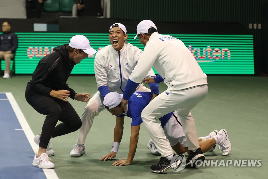 대역전극 완성하며 데이비스컵 16강 진출하는 한국