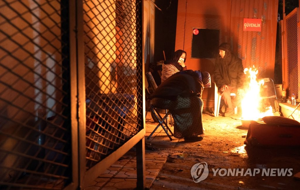 모닥불로 추위 녹이는 튀르키예 시민들
