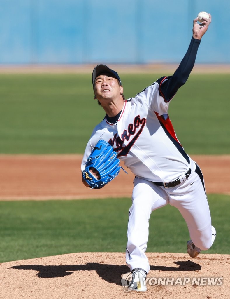Kim Kwang-hyun of South Korea pitches against the NC Dinos during a scrimmage for the World Baseball Classic at Kino Veterans Memorial Stadium in Tucson, Arizona, on Feb. 16, 2023. (Yonhap)