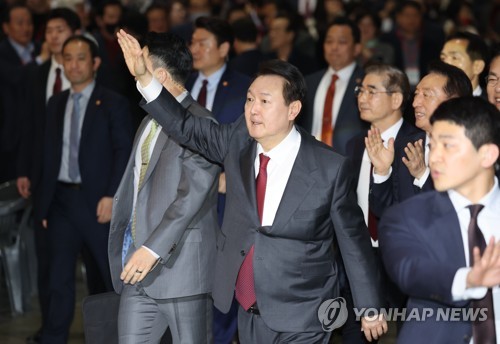 전당대회 입장하는 윤석열 대통령