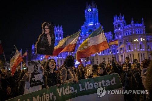 '세계 여성의 날' 맞아 이란 여성 지지 시위 벌이는 스페인 시민들