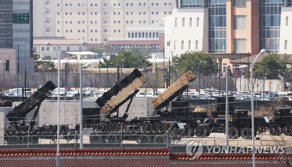 Des batteries de missiles Patriot sont déployés à Camp Humphreys, base américaine à Pyeongtaek, à 65 km au sud de Séoul, le 14 mars 2023.