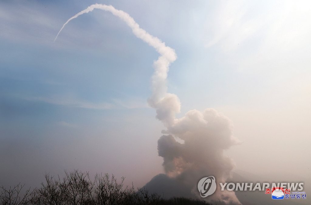 북한 "18∼19일 핵반격 가상 종합전술훈련"…김정은, 딸'주애'와 참관