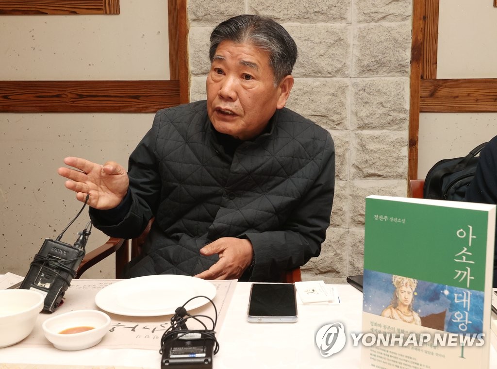 질문에 답하는 정찬주 작가
