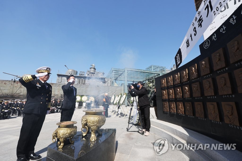 경례하는 이종호 해군참모총장