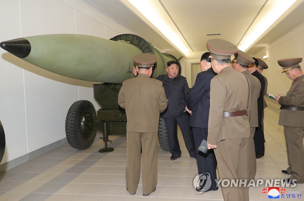 김정은, 핵무기병기화사업 지도…"무기급 핵물질 생산확대"