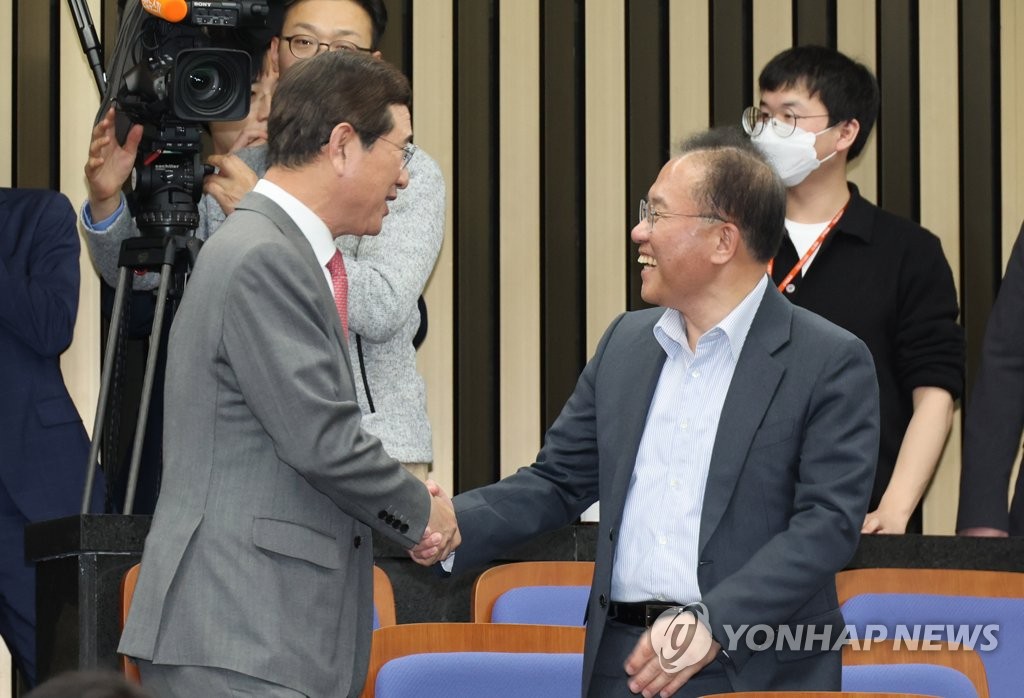 악수하는 김학용 의원과 윤재옥 의원
