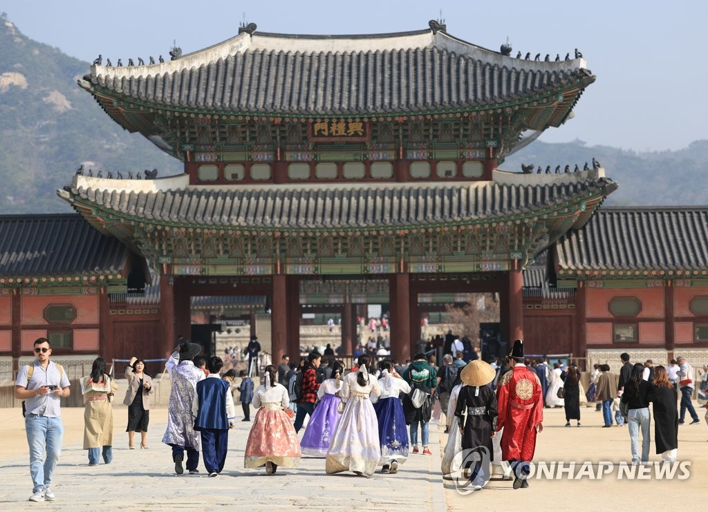 화사한 4월 첫날, 붐비는 경복궁