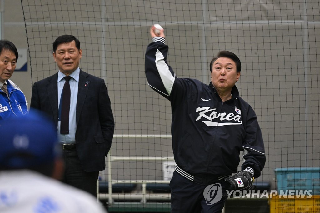 프로야구 개막전 시구 연습하는 윤석열 대통령