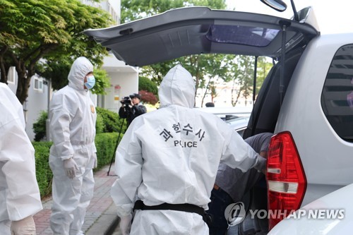 살인사건 증거물 확보하는 경찰