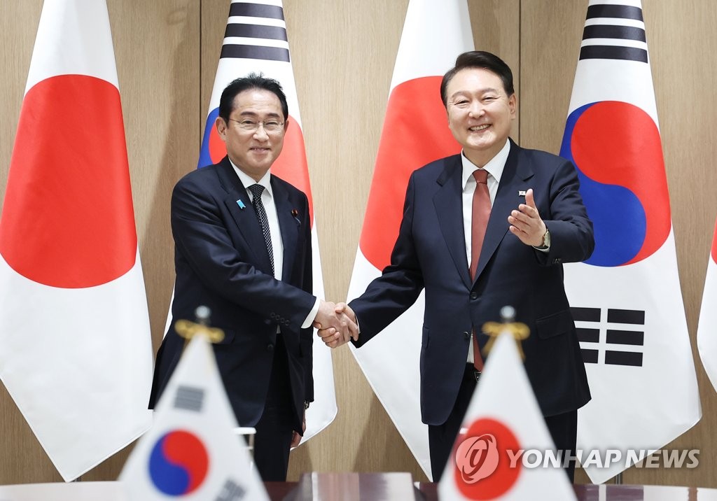확대 회담에서 악수하는 한일 정상