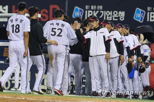 선수들과 하이파이브 하는 염경엽 감독