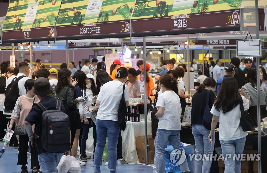 디저트 시식하는 방문객들