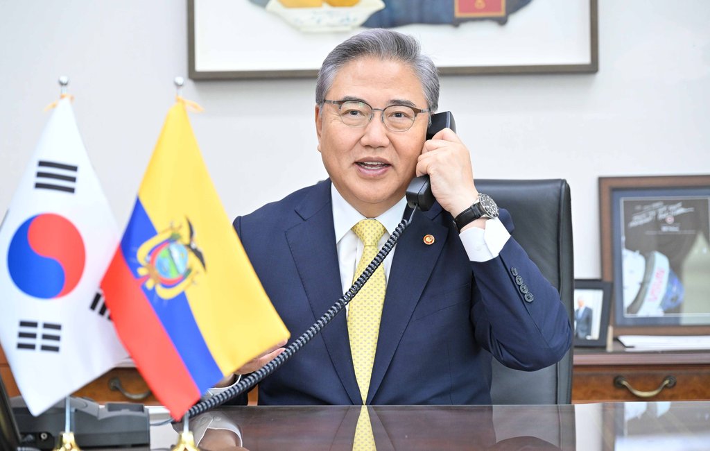 Le ministre des Affaires étrangères Park Jin s'entretient par téléphone avec son homologue équatorien Gustavo Manrique depuis son bureau à Séoul, le vendredi 26 mai 2023. (Photo fournie par le ministère des Affaires étrangères. Revente et archivage interdits)