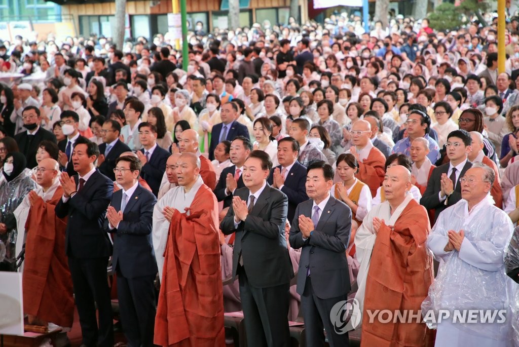 봉축법요식에서 합장하는 윤석열 대통령
