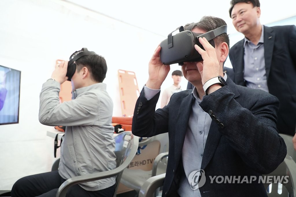 김포 아라마린 페스티벌에서 안전구조 VR 체험하는 한창섭 차관