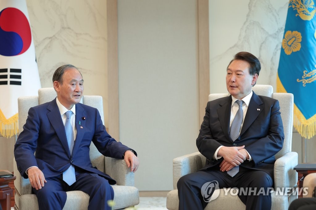 Yoon se reúne con el ex primer ministro Suga Yoon se reúne con el ex primer ministro Suga