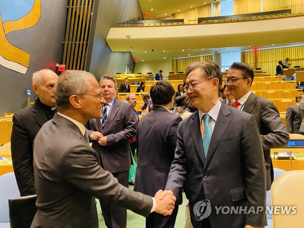 L'ambassadeur de Corée du Sud auprès des Nations unies, Hwang Joon-kook, reçoit le mardi 6 juin 2023 (heure locale) des félicitations de ses homologues au siège de l'ONU à New York après que la Corée du Sud a été élue membre non permanent du Conseil de sécurité de l'ONU pour la période 2024-2025. (Revente et archivage interdits)
