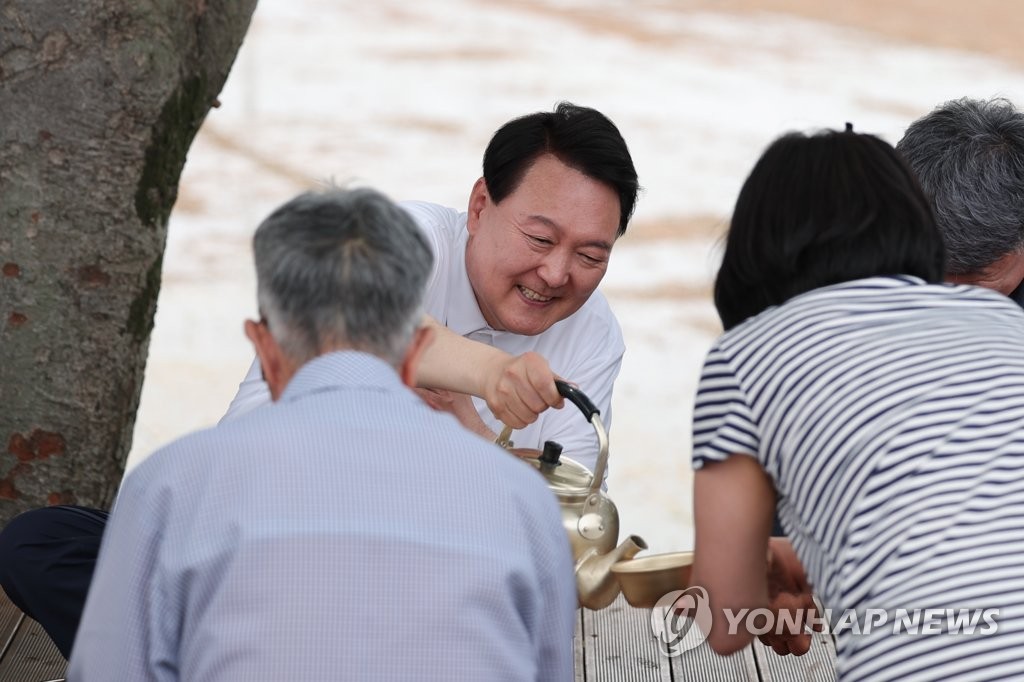 모내기 마치고 주민들과 새참 함께하는 윤석열 대통령