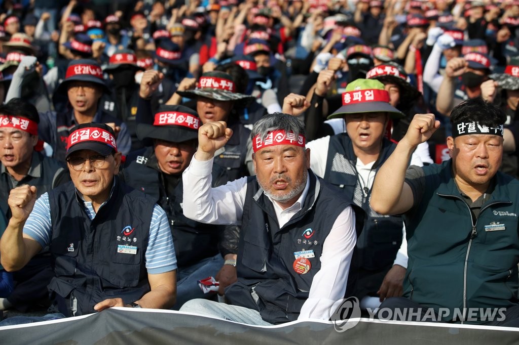 구호 외치는 한국노총 김동명 위원장