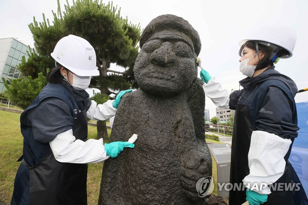 제주 돌하르방 세척 꼼꼼하게