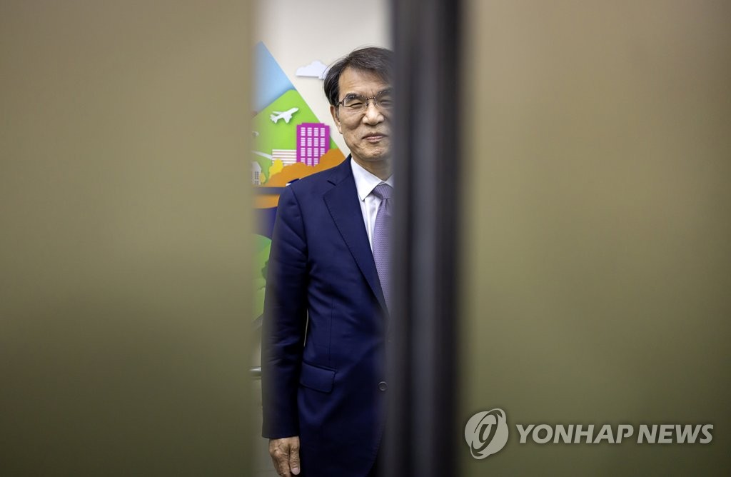 청사 나서는 노태악 중앙선거관리위원장