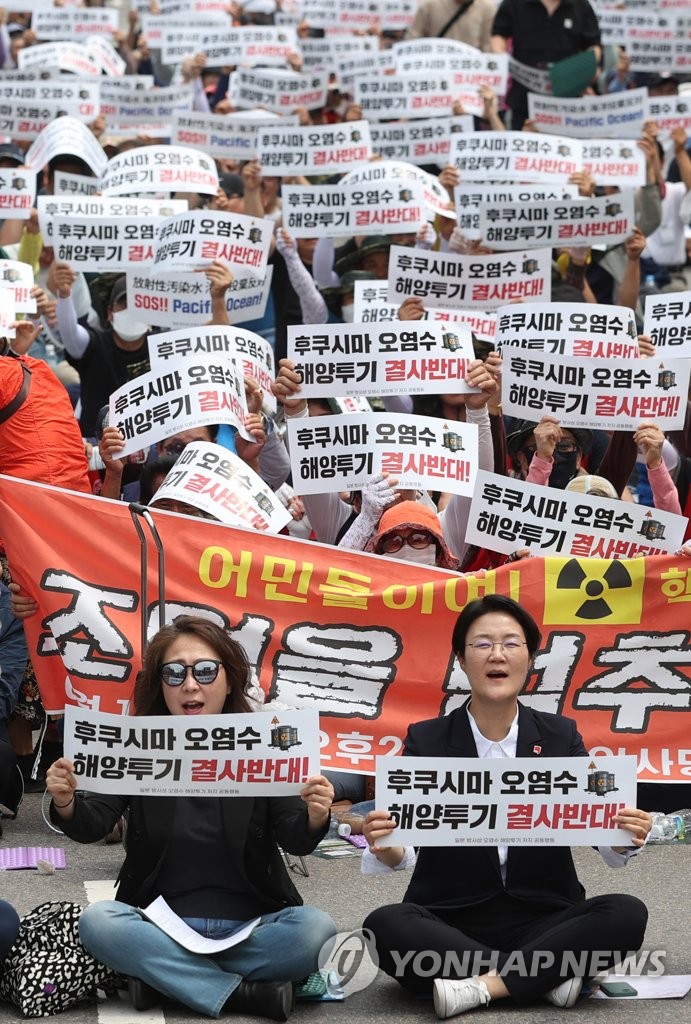 Protesta contra el vertido de agua radiactiva de Japón AGENCIA DE