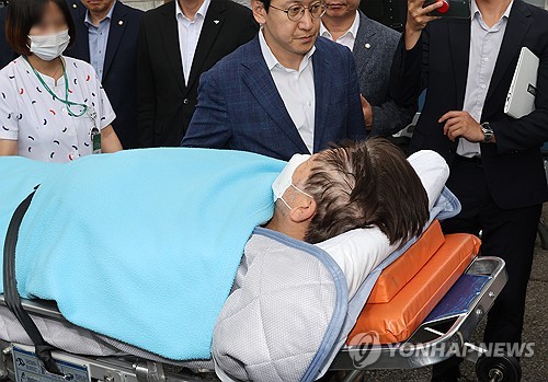 이송되는 이재명 대표