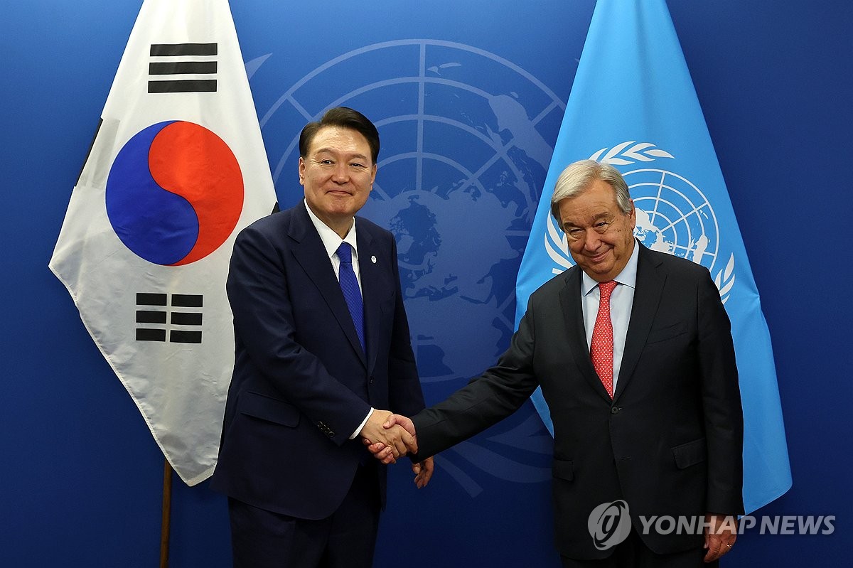 South Korean President Yoon Suk Yeol (L) poses for a photo with U.N. Secretary-General Antonio Guterres ahead of their talks at the United Nations headquarters in New York on Sept. 19, 2023. (Pool photo) (Yonhap)