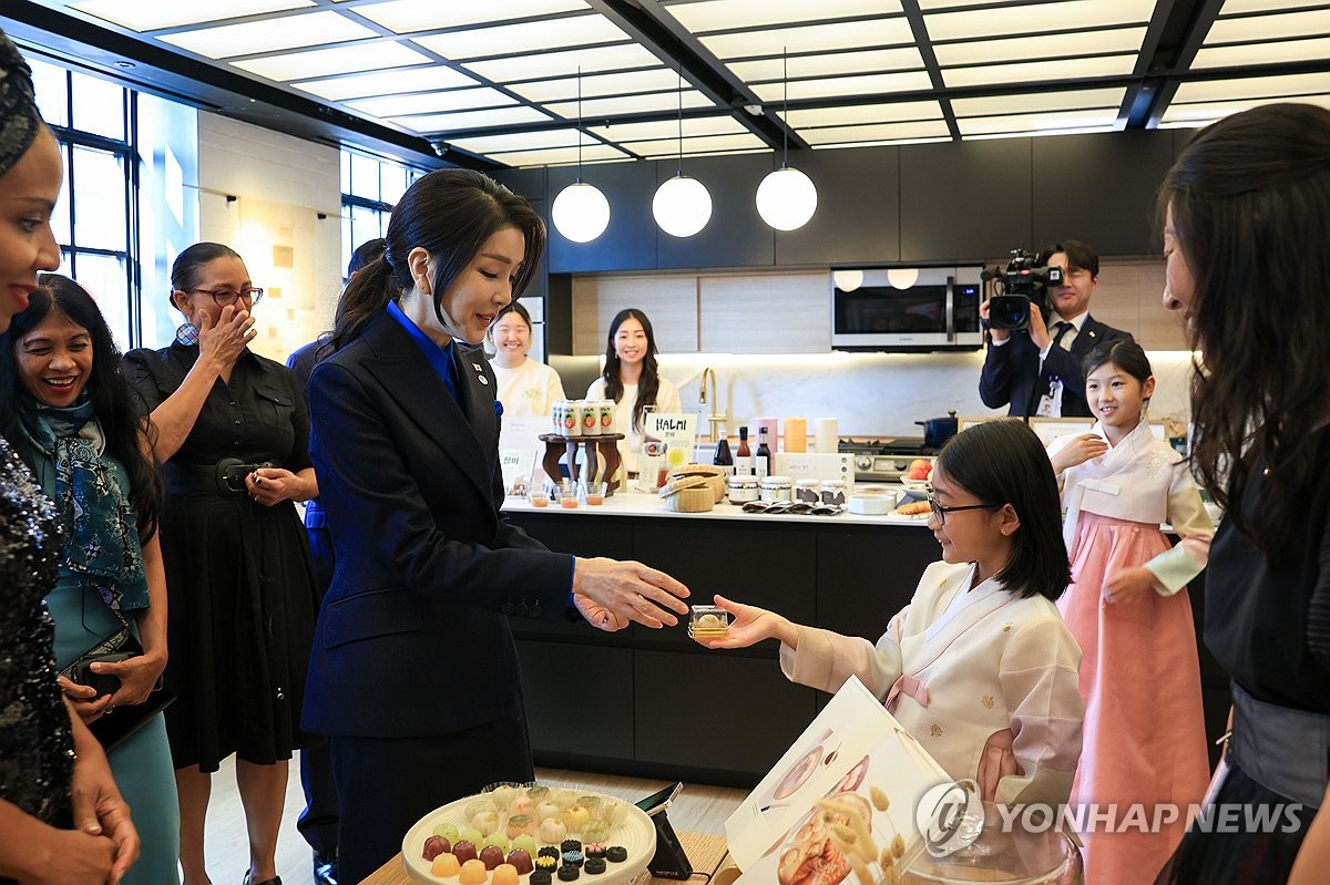 외국인들과 추석 음식 살펴보는 김건희 여사