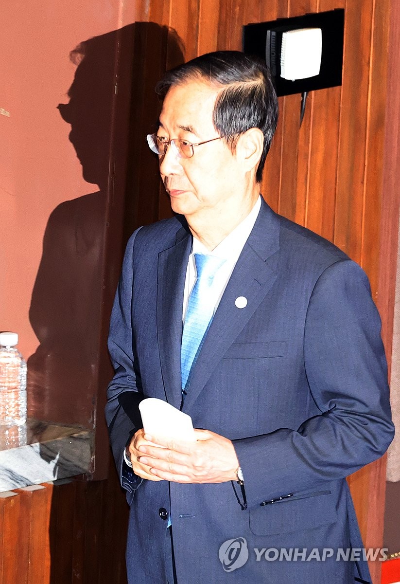 본회의 퇴장하는 한덕수 총리