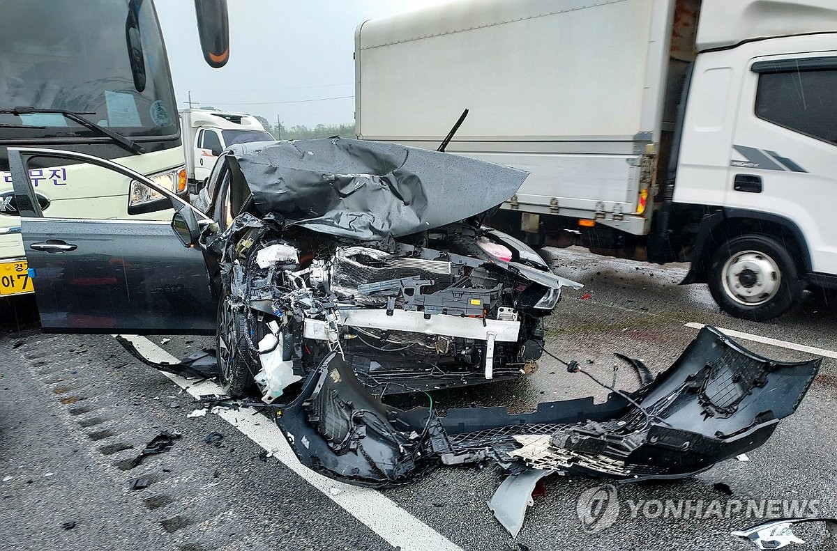 서해안 고속도로서 차량 4대 충돌