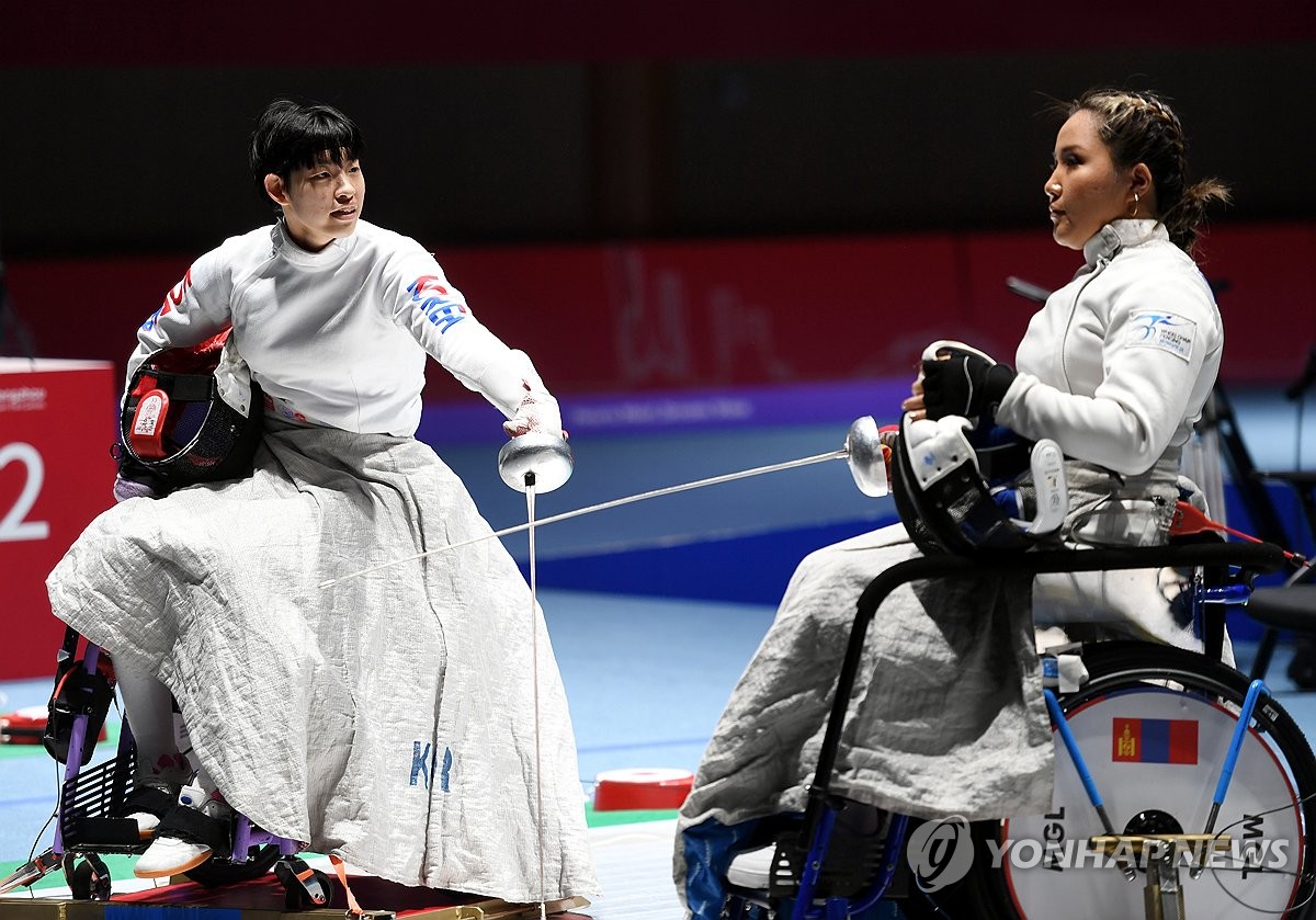 경기 후 상대 선수와 인사하는 권효경