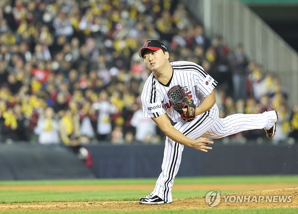 In this file photo from Nov. 8, 2023, LG Twins closer Go Woo-suk pitches against the KT Wiz during Game 2 of the Korean Series at Jamsil Baseball Stadium in Seoul. (Yonhap)