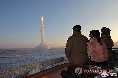 북한, ICBM 화성-18형 발사훈련 보도…김정은 "더 공세적 맞대응"