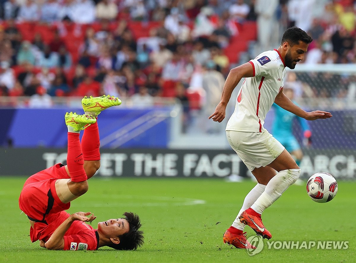 무사 알타마리에 밀려 넘어지는 황인범