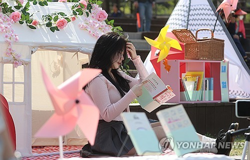 成人は読書離れ　５７％が１年間読書せず＝韓国実態調査