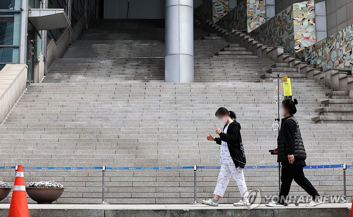 Unas personas caminan, el 21 de abril de 2024, por un hospital general, en el centro de Seúl.