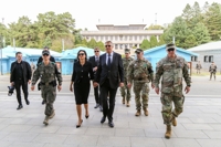 La pareja presidencial rumana en la aldea de la tregua intercoreana
