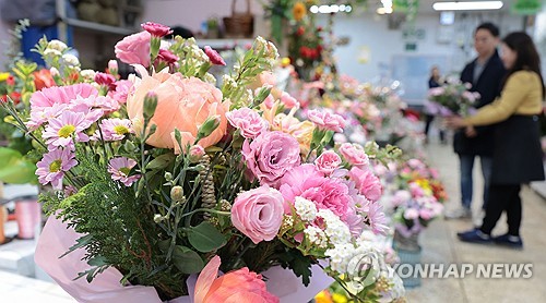 '마음을 표현하세요'…5월 가정의 달 분주한 꽃시장 