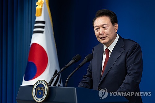 El índice de aprobación de Yoon en el 2º aniversario de su mandato bate un mínimo desde la democratización