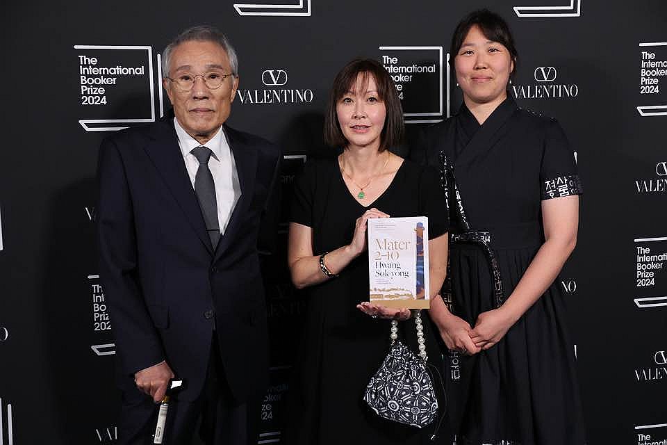 South Korean novelist Hwang Sok-young (L), Sora Kim-Russell (C) and Youngjae Josephine Bae (R) pose for photos at the award ceremony of the International Booker Prize 2024 at London's Tate Modern on May 21, 2024. (Yonhap)