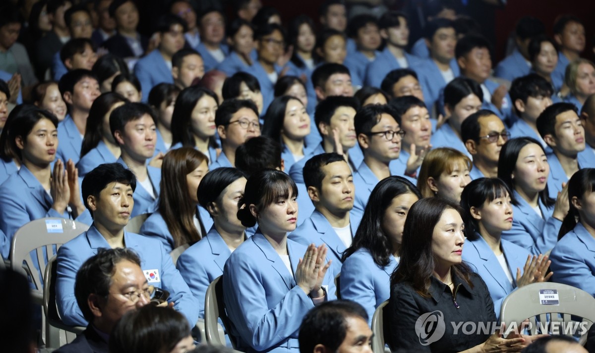 박수치는 국가대표 선수들