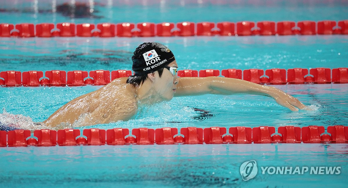 힘차게 물살 가르는 김우민