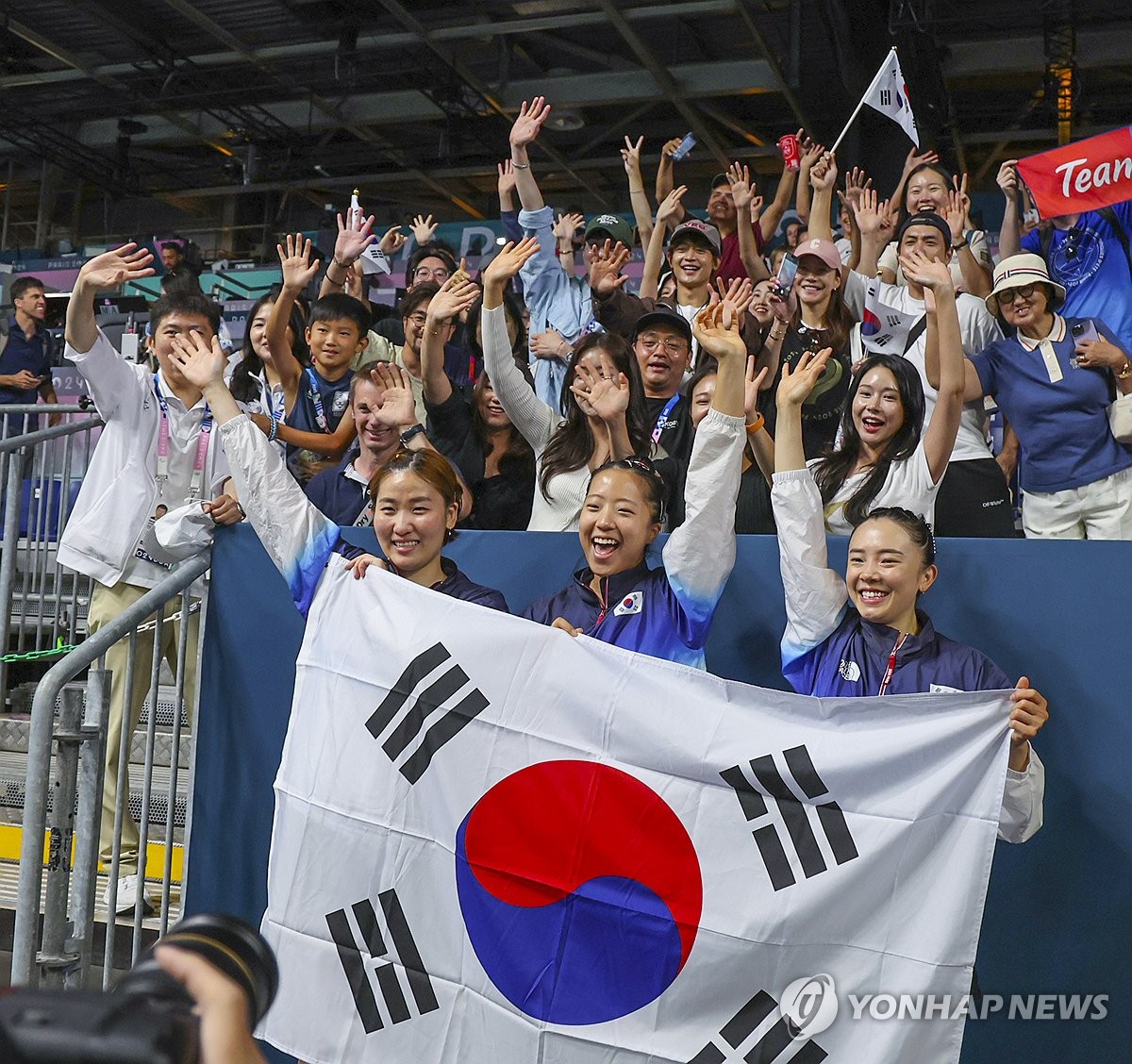 동메달 획득한 여자 탁구팀 태극기 들고 응원단과 함께