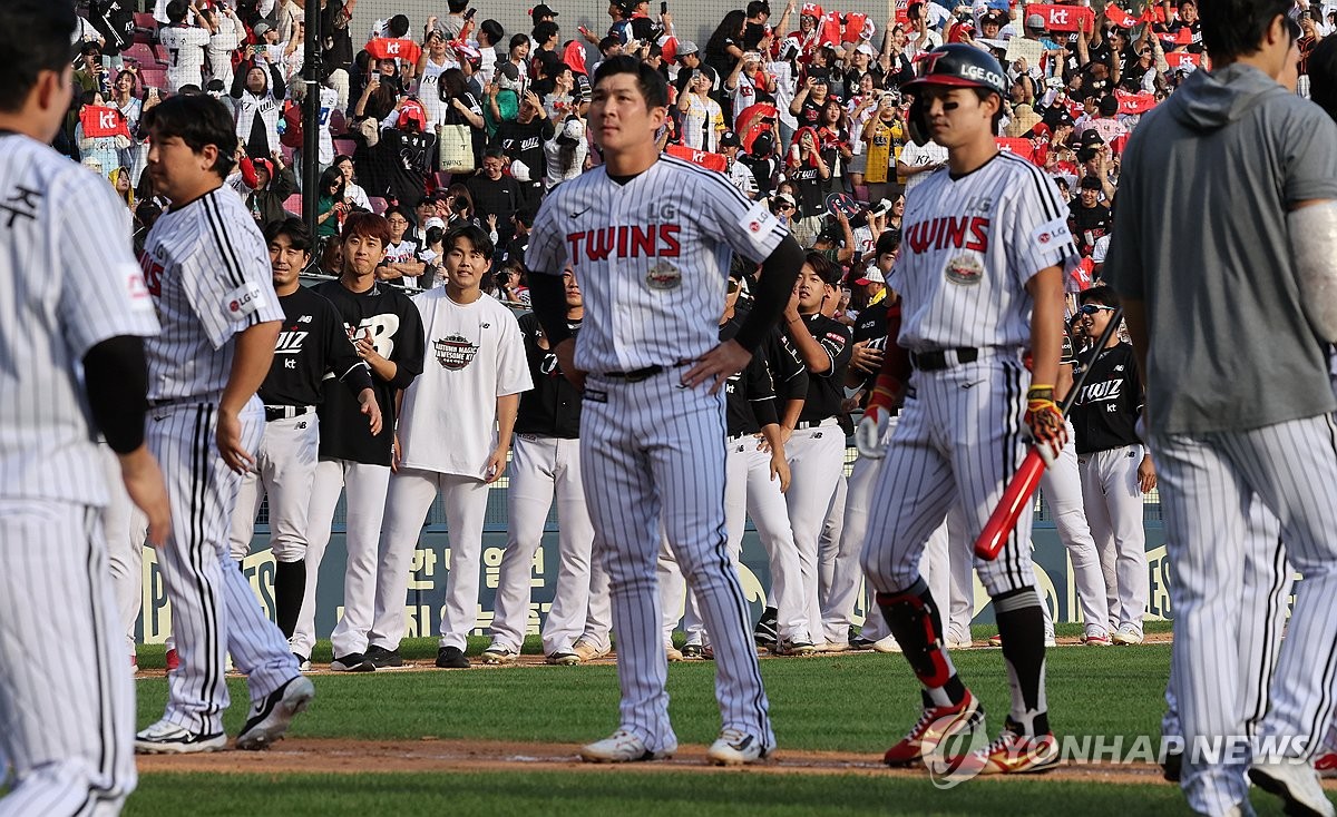 LG Twins players react to their 3-2 loss to the KT Wiz in Game 1 of the first round in the Korea Baseball Organization postseason at Jamsil Baseball Stadium in Seoul on Oct. 5, 2024. (Yonhap)