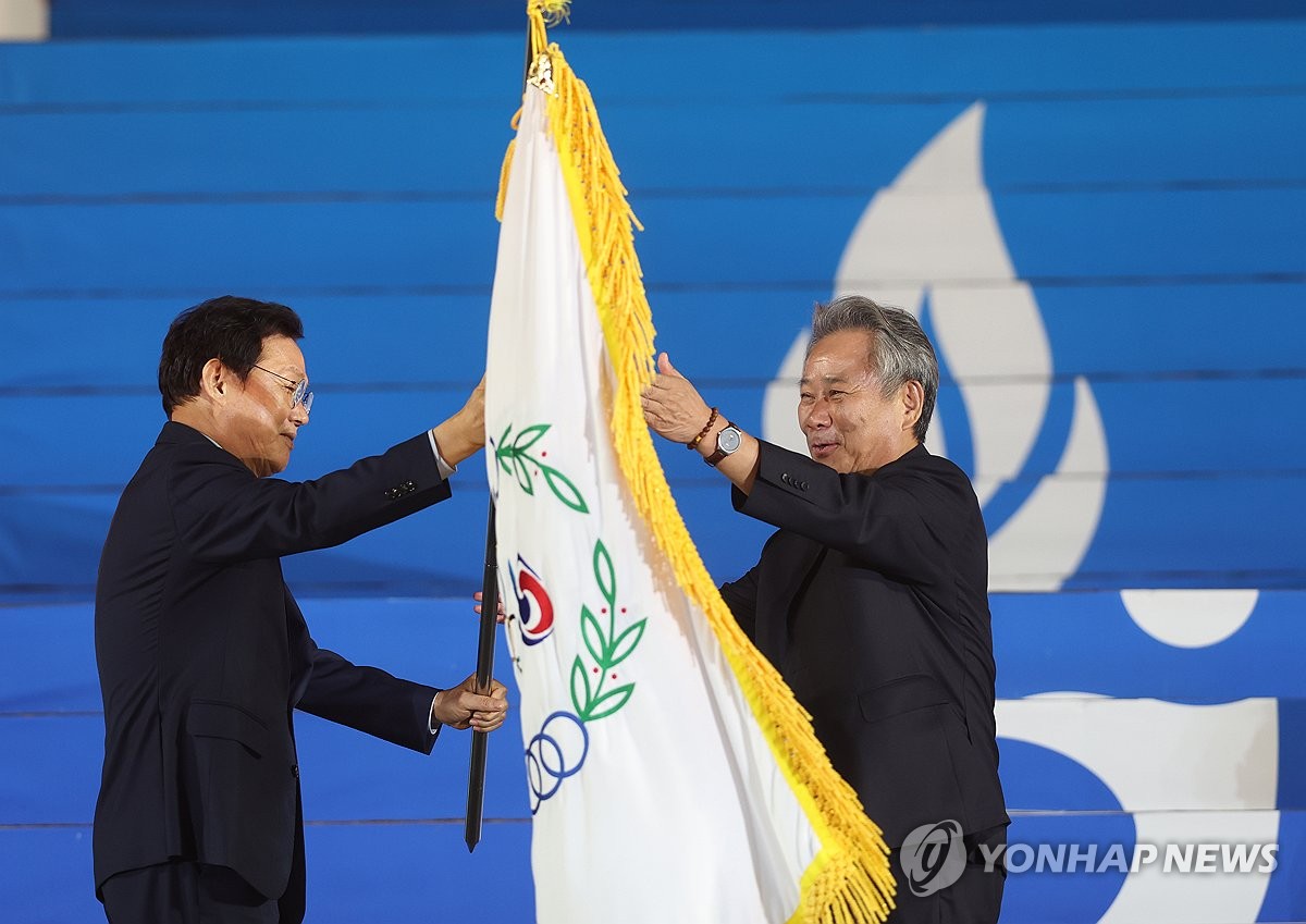 전국체전 대회기 전달하는 박완수 경남지사