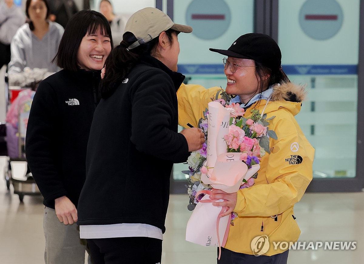 '남극대륙 단독 횡단' 꽃다발 받는 김영미 대장