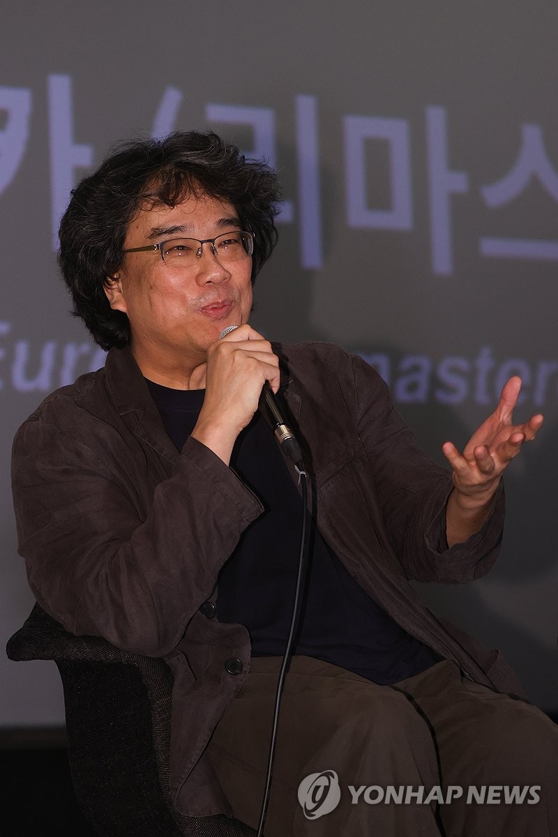인사말하는 봉준호 감독